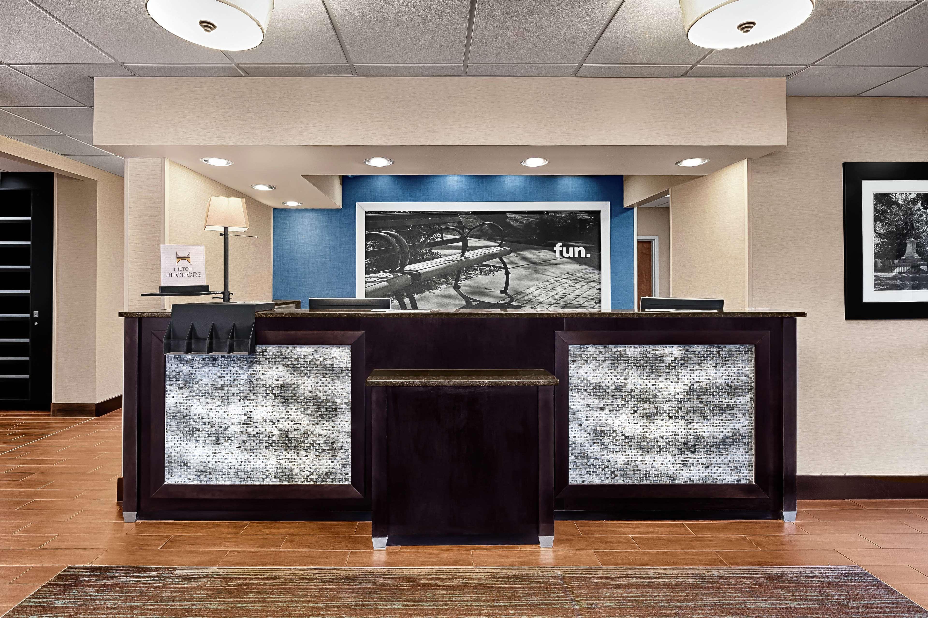 Hampton Inn Моргантон Экстерьер фото