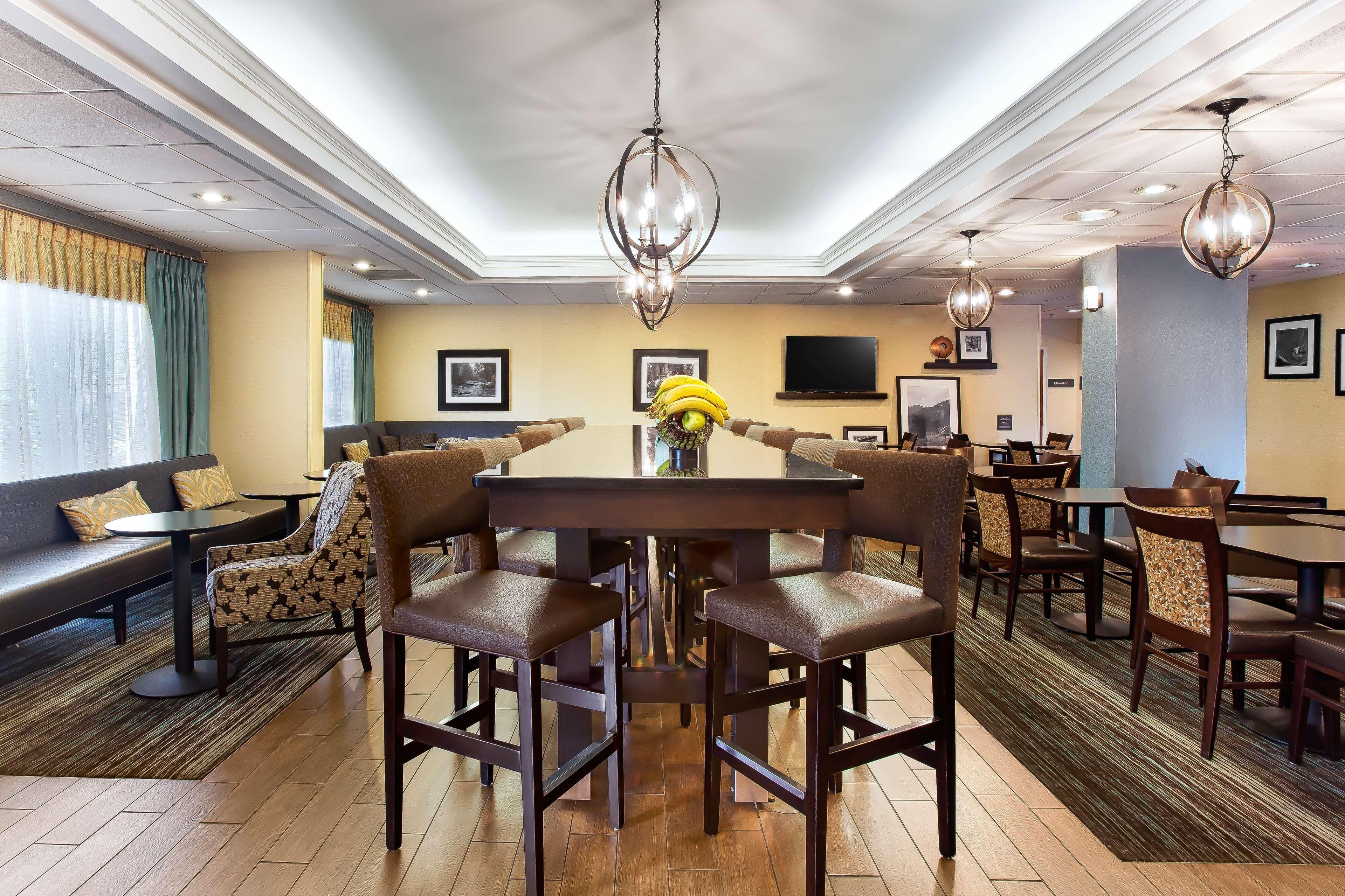 Hampton Inn Моргантон Экстерьер фото