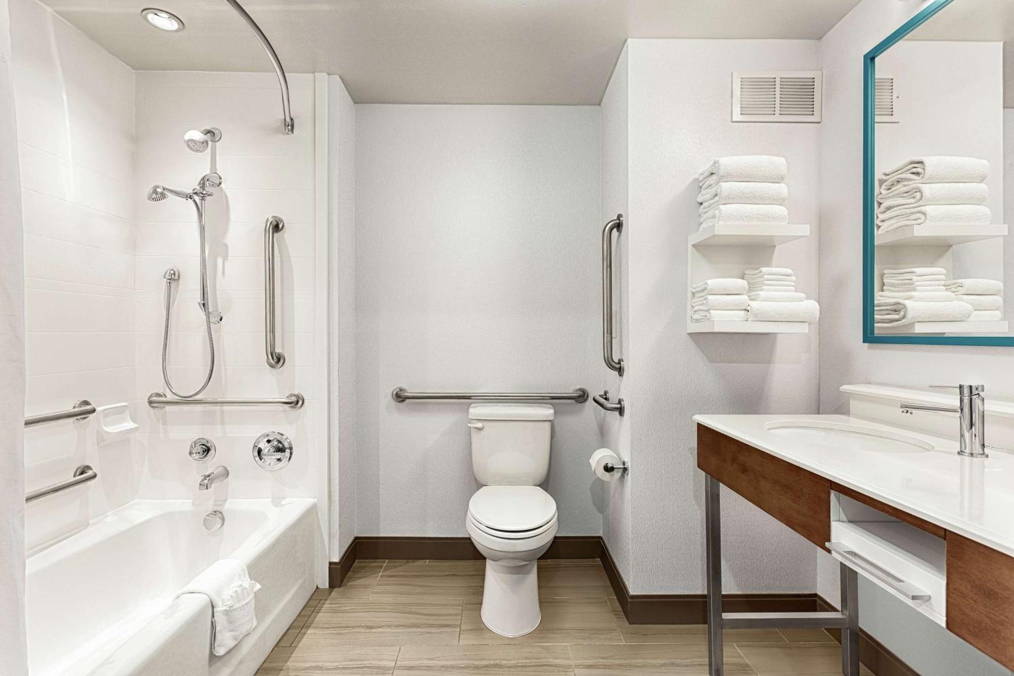 Hampton Inn Моргантон Экстерьер фото
