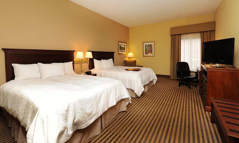 Hampton Inn Моргантон Экстерьер фото